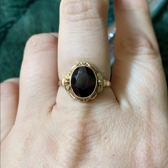 Vintage Jewelry - 10k gold and garnet antique ring